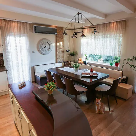 Deluxe Family In The City Center Apartman *