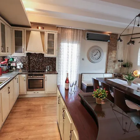 Apartman Deluxe Family In The City Center Néa Mihanióna